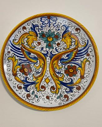 Piatto in ceramica decorato a mano