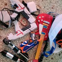 Pistole giocattolo, chitarra giocattolo, spade