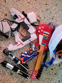 Pistole giocattolo, chitarra giocattolo, spade