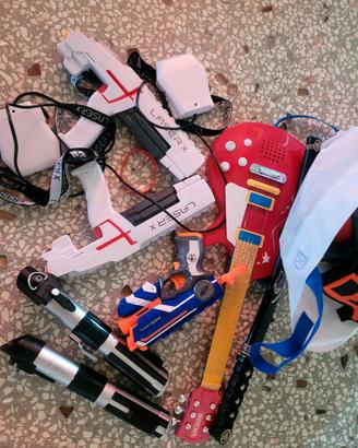 Pistole giocattolo, chitarra giocattolo, spade