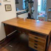 Grande scrivania in legno vintage con cassettiera