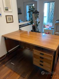 Grande scrivania in legno vintage con cassettiera