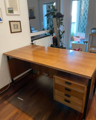 Grande scrivania in legno vintage con cassettiera