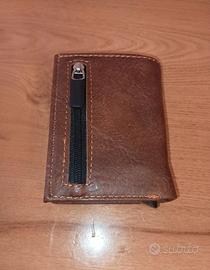 portafoglio in pelle marrone con molla e calamita 