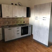 Cucina moderna completa con elettrodomestici