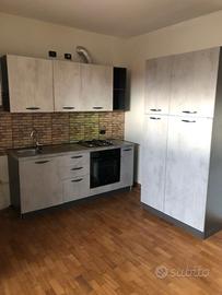 Cucina moderna completa con elettrodomestici