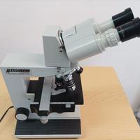 Microscopio binoculare con illuminazione