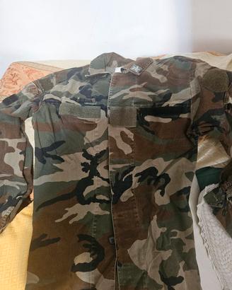 giacca e pantaloni mimetici