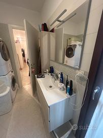 Mobile bagno con lavandino e specchio