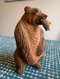 Scultura legno fatta a mano orso con pesce