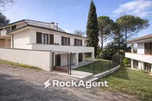 Villa di 470 m² con più di 5 locali e box auto a P