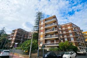 Viale R. Margherita, trivani in stabile signorile