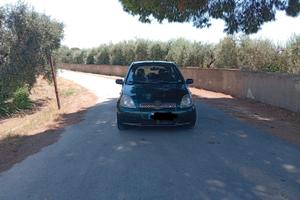 Yaris 1.0 benzina a euro 1.600 trattabili 