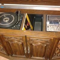 mobile in legno con giradischi  radio 