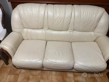 Divano a 3 posti di Pelle rifinito con decori