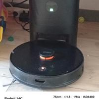 Robot aspirapolvere, con serbatoio per lavaggio