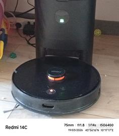 Robot aspirapolvere, con serbatoio per lavaggio