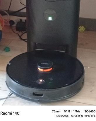 Robot aspirapolvere, con serbatoio per lavaggio