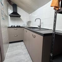 Cucina con piano cottura lavabo e cappa