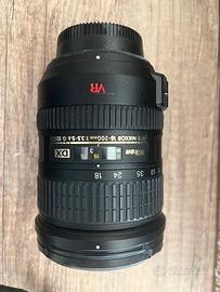 Nikon D7000 con obiettivo AF-S Nikkor 18-200mm