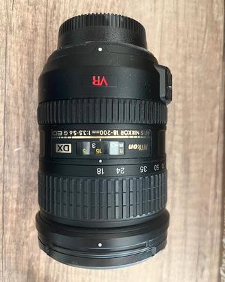 Nikon D7000 con obiettivo AF-S Nikkor 18-200mm