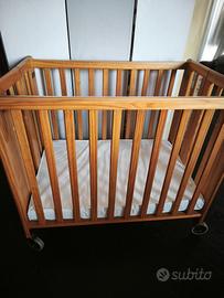 lettino  in legno richiudibile. con rotelle 