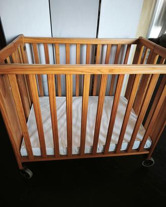 lettino  in legno richiudibile. con rotelle 
