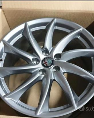 Cerchi in lega Alfa Romeo R18