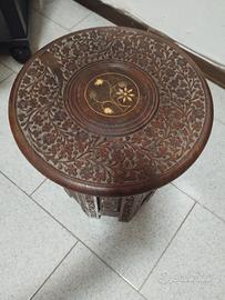 Tavolino in legno indiano intagliato nel legno