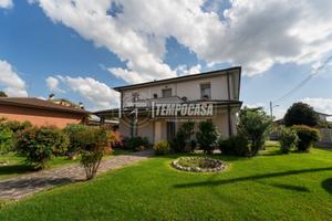APPARTAMENTO IN VILLA AL PIANO TERRA CON GIARDINO