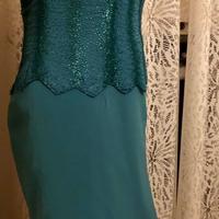 Vestito da donna con sciarpa corredata