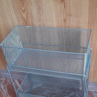 Scaffale con ripiani