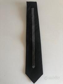 Versace cravatta nera con logo in jaquard di seta