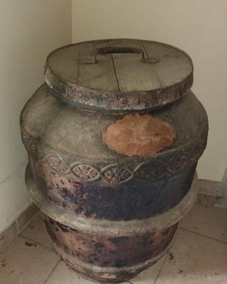 Grande giara antica in terracotta decorata
