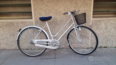 donna ragazza 26 con cestino pronta all'uso 