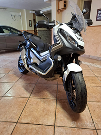 Scooter honda x-adv tenuta maniacalmente