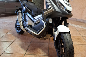 Scooter honda x-adv tenuta maniacalmente