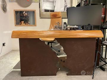 scrivania artigianale in legno di tiglio e corten