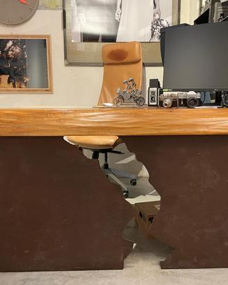 scrivania artigianale in legno di tiglio e corten