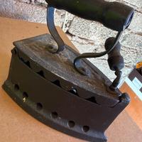 Ferro da stiro a carbone antico