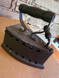 Ferro da stiro a carbone antico