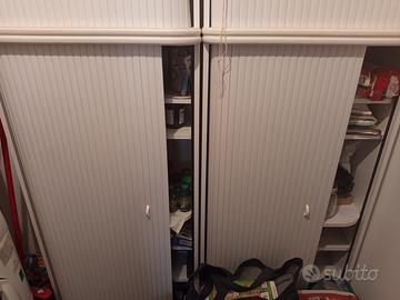 Mobili bianchi per ripostiglio