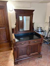 Comò antico con specchio