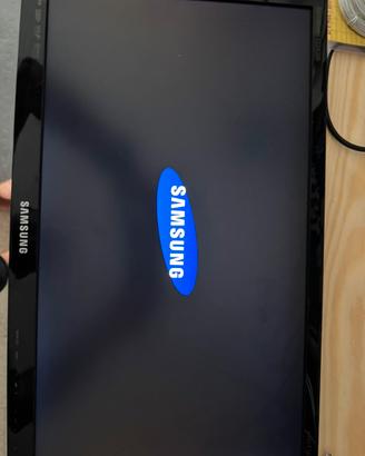 3 tv Samsung più due adattatore vesa