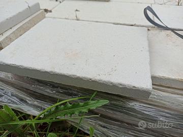 Pavimento in pietra apricena sabbiata