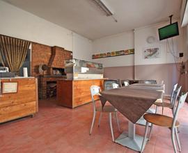 Pizzeria con forno a legna, via Puccini