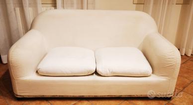 Divano 2 posti con cuscini imbottiti in piuma