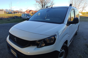 Peugeot partner con cabina mobile