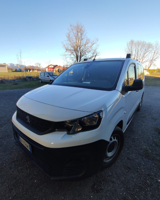 Peugeot partner con cabina mobile
