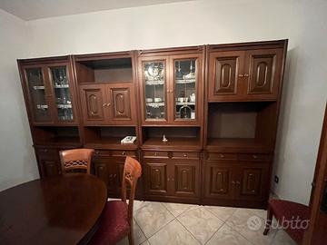 Mobile credenza con tavolo e sedie